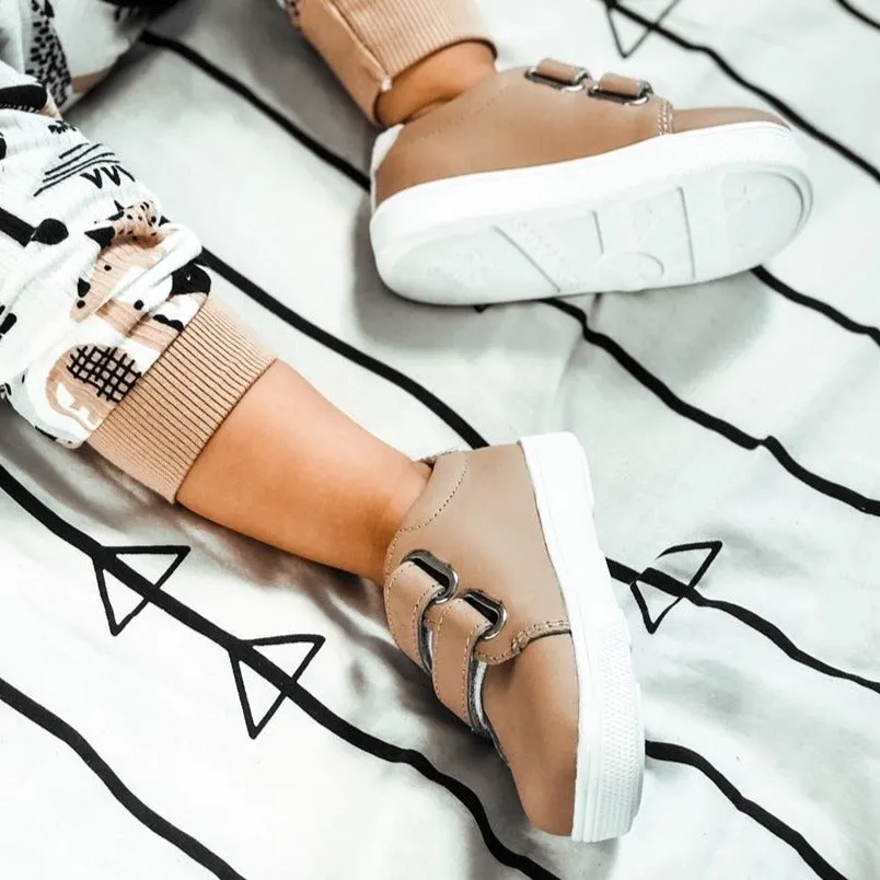 BROWN KICKS