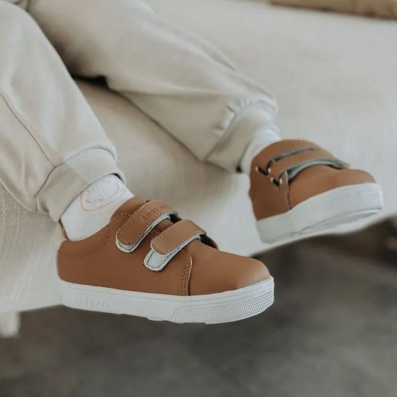 BROWN KICKS